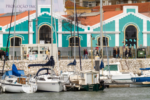 Bootjes in de haven van Belém in Lissabon, Portugal - Shutterstock