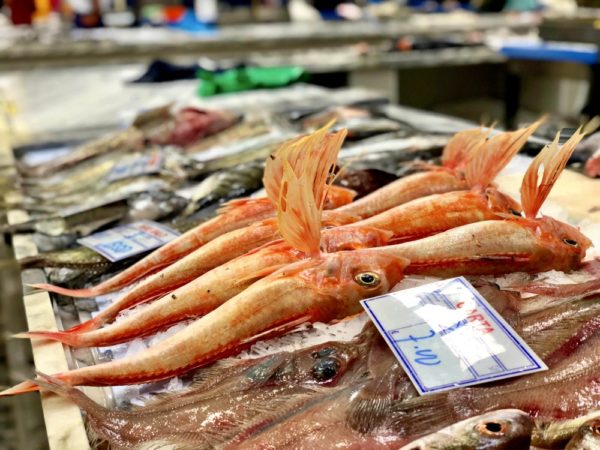 Vliegende vissen op de Mercado de Setúbal - Foto Sybylle Kroon