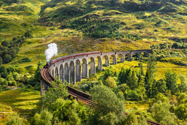 Glenfinnan Railway viaduct in Schotland met de stoomtrein uit Harry Potter - Foto: Shutterstock