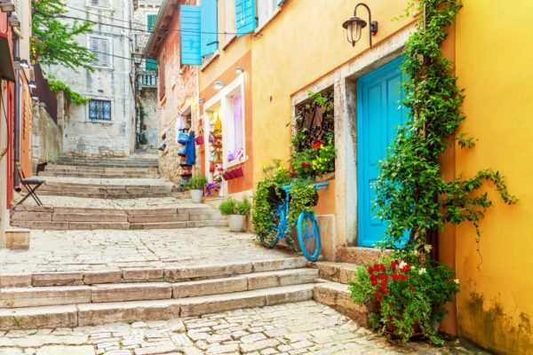 Kleurrijk straatje in Rovinj, Istrië - Foto: Shutterstock