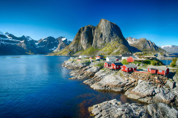 Typerende rode huisjes in Reine (Lofoten, Noorwegen) Foto: Shutterstock