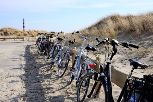 Fietsen op het strand van Hollum, Ameland - Foto: Sybylle Kroon