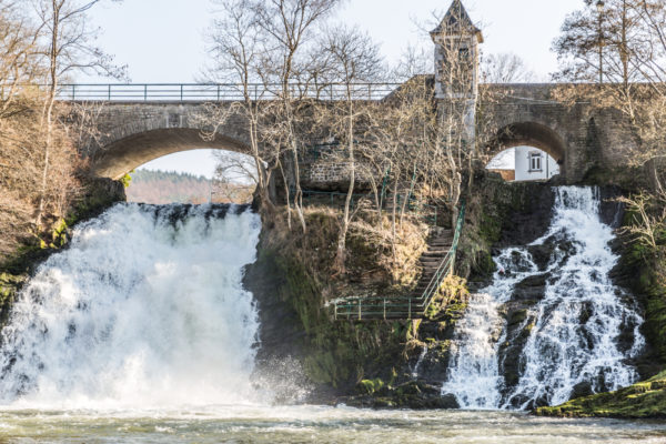 Brug met twee watervallen in Spa, België - Foto: Shutterstock