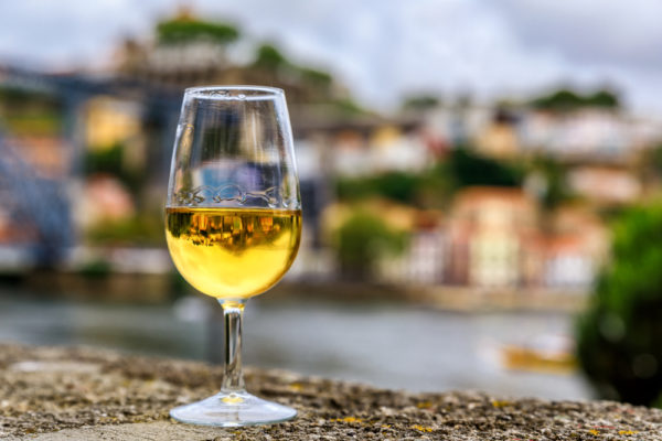 Glas port bij een restaurant in de Douro - Foto: Shutterstock