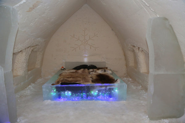 Slapen op een bed van ijs in Santa Claus Village - Foto: Shutterstock
