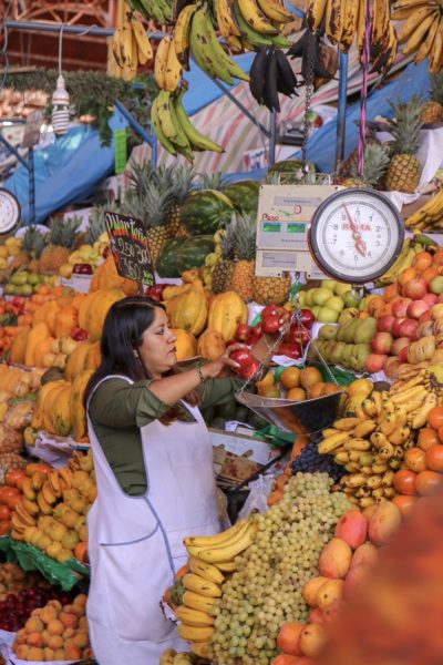 Mercado San Camilo Arequipa, Peru: marktvrouw met fruit – Foto: Niels Oosterhof en Elise de Jong