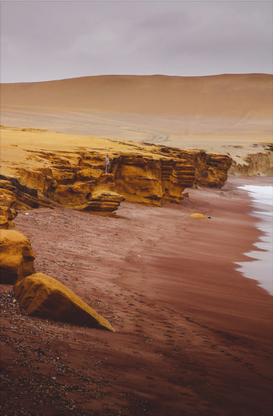 Playa Roja Paracas, Peru: zeldzaam rood strand aan de Stille Oceaan - Foto: Niels Oosterhof en Elise de Jong